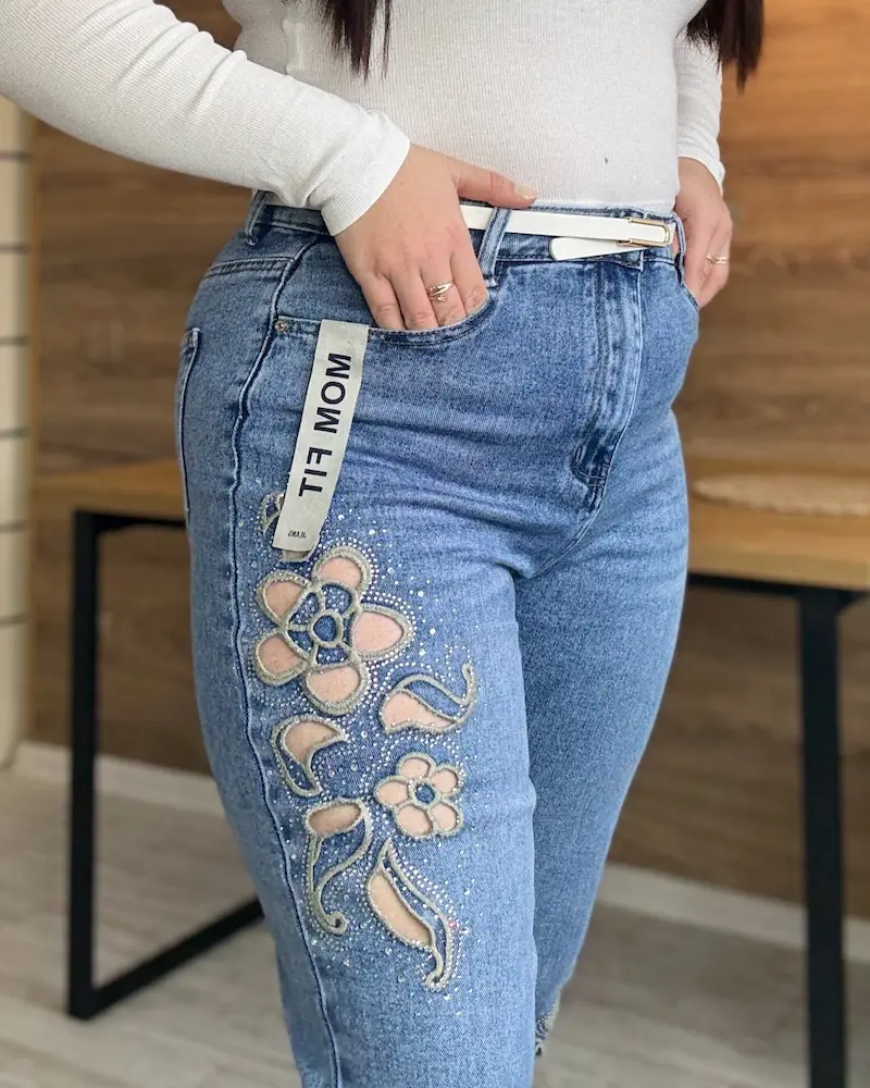 Світлі Mom Fit з характером